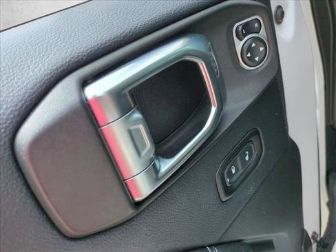 Used 2018 Jeep Wrangler Unlimited Sahara w/ Safety Group image 9