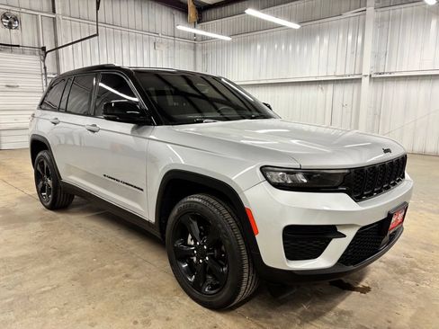 Used 2023 Jeep Grand Cherokee Altitude AWD/4WD image 1
