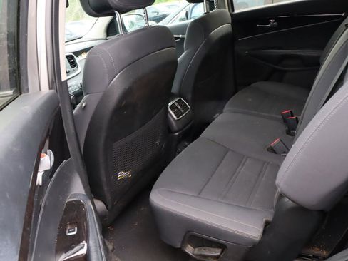Used 2017 Kia Sorento AWD image 5