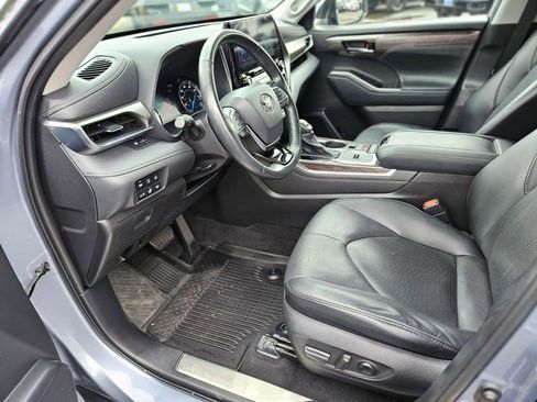Used 2021 Toyota Highlander Limited image 19