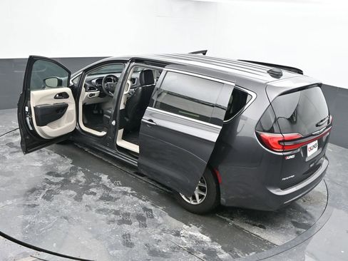 Used 2023 Chrysler Pacifica Touring-L image 86