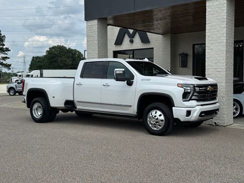 Used 2024 Chevrolet Silverado 3500 High Country w/ Technology Package AWD/4WD image 1