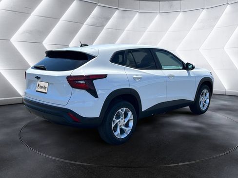 New 2026 Chevrolet Trax LS w/ LS Convenience Package FWD image 5