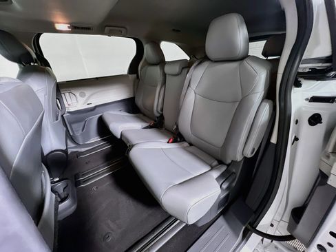 Used 2024 Toyota Sienna XLE FWD image 29