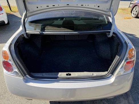 Used 2004 Nissan Altima 3.5 SE image 11