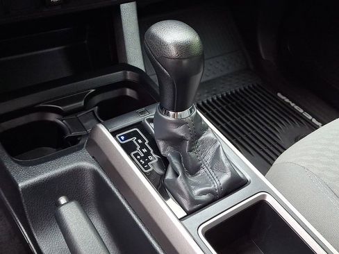 Used 2020 Toyota Tacoma SR5 AWD/4WD image 15
