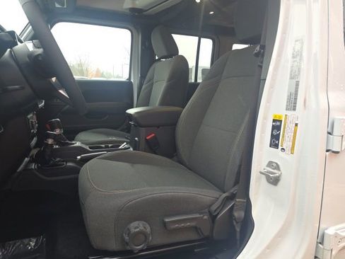 Used 2025 Jeep Wrangler Unlimited Sahara w/ Safety Group image 9