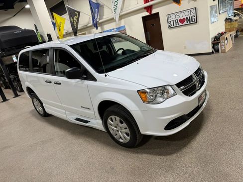 Used 2019 Dodge Grand Caravan SE FWD image 14