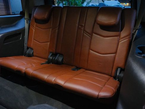 Used 2019 Cadillac Escalade Luxury image 38