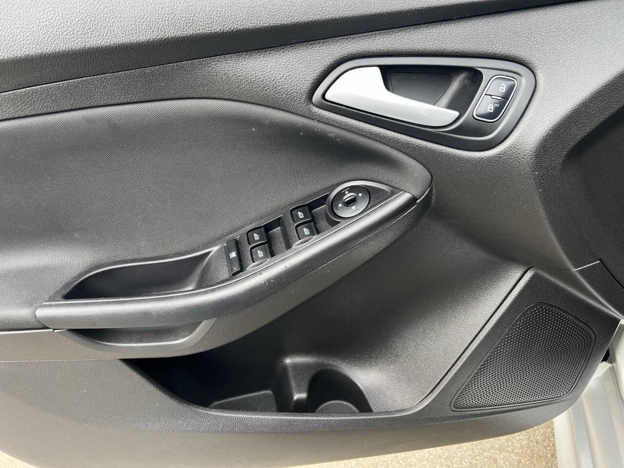 Used 2015 Ford Focus SE w/ SE Sport Package FWD image 24