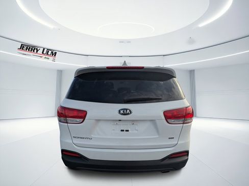 Used 2018 Kia Sorento LX image 4