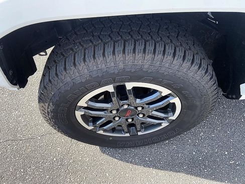 Used 2025 Toyota Tacoma TRD Sport AWD/4WD image 9