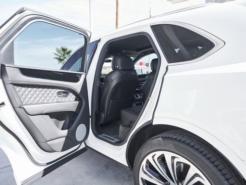 Used 2022 Bentley Bentayga image 16