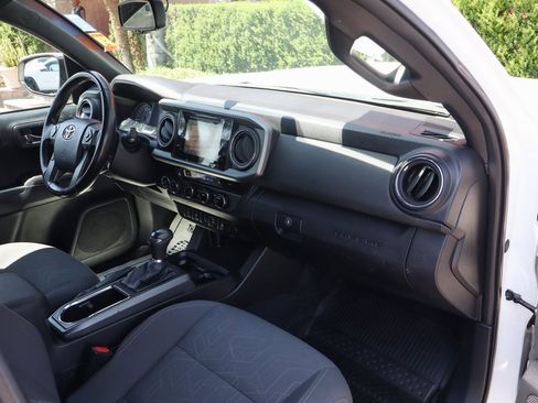 Used 2016 Toyota Tacoma TRD Sport image 37
