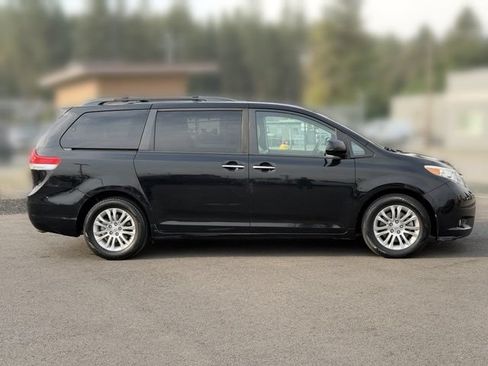 Used 2011 Toyota Sienna XLE w/ XLE Navigation Pkg FWD image 9
