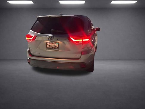 Used 2017 Toyota Highlander XLE w/ Carpet Mat Package FWD image 21
