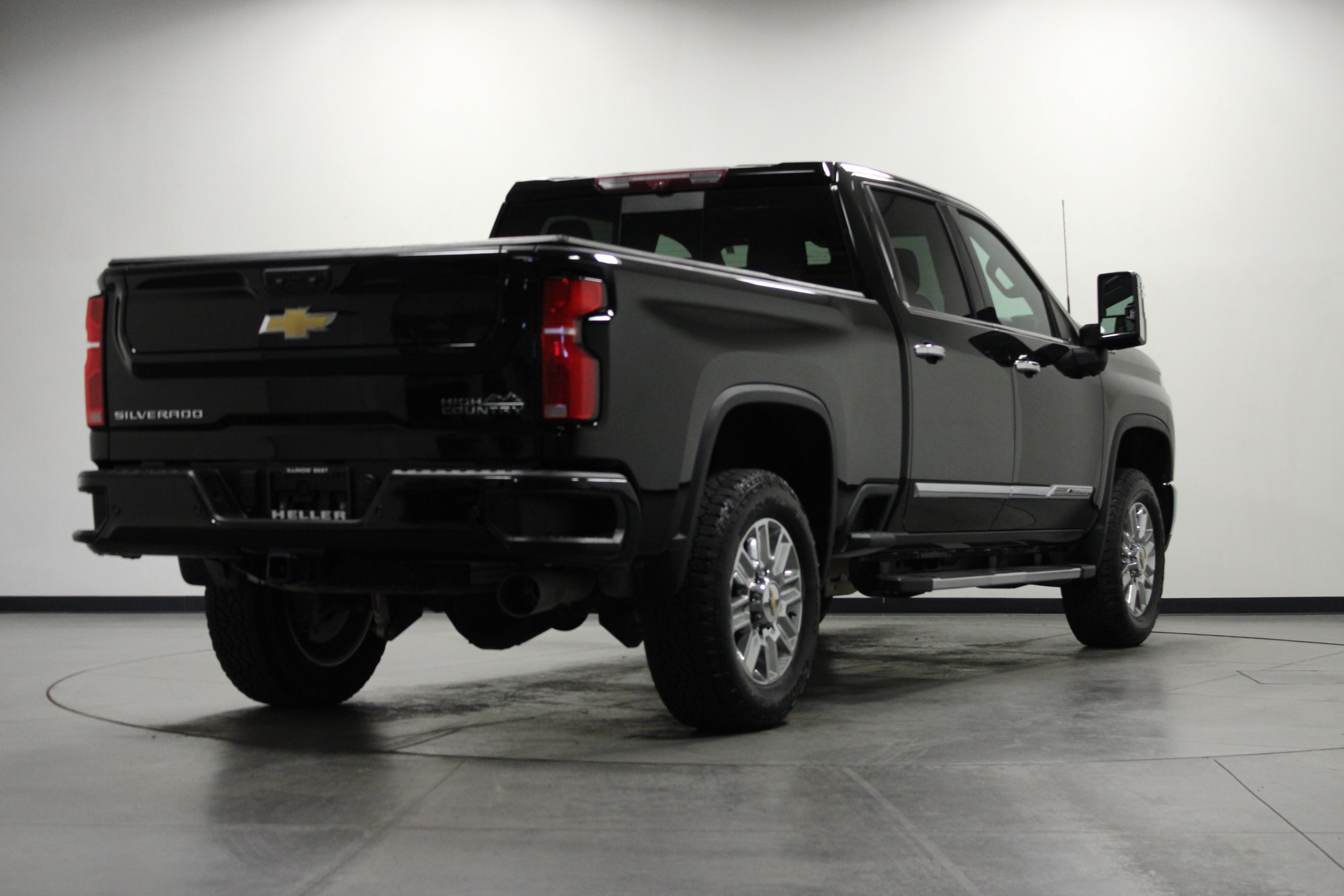 Used 2024 Chevrolet Silverado 2500 High Country w/ Technology Package AWD/4WD image 4