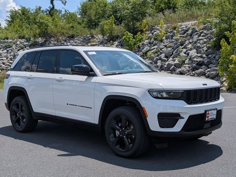New 2025 Jeep Grand Cherokee Altitude image 3