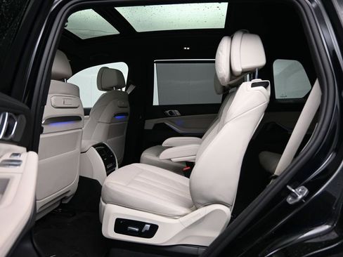Used 2025 BMW X7 M60i image 32