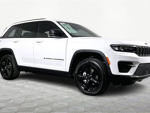 Used 2025 Jeep Grand Cherokee 4WD image 3