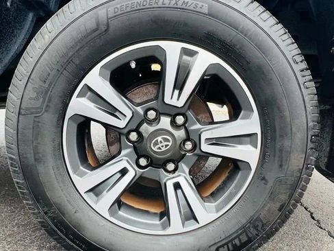 Used 2017 Toyota Tacoma TRD Sport image 28