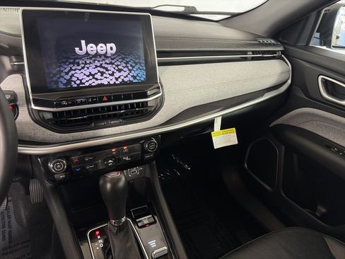 Used 2023 Jeep Compass Latitude AWD/4WD image 4