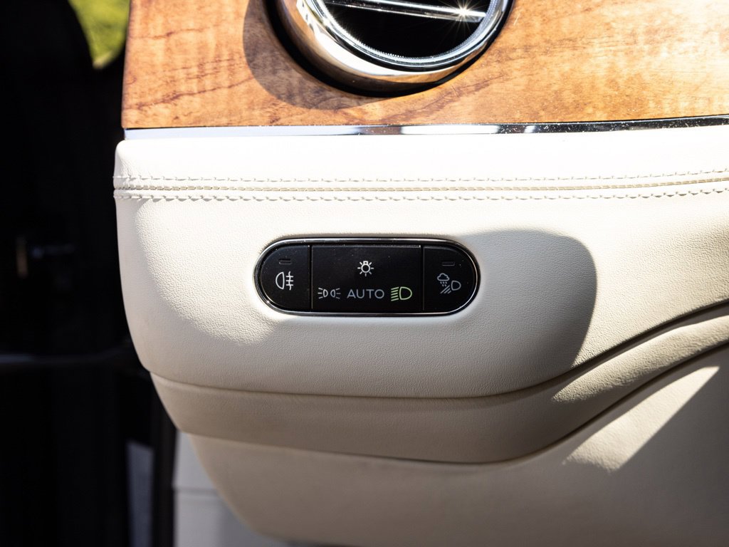 Used 2025 Bentley Bentayga AWD/4WD image 35