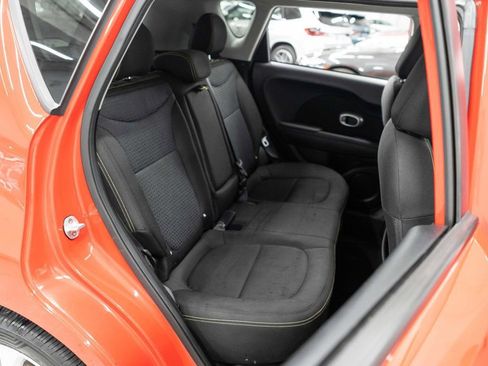 Used 2016 Kia Soul + image 12