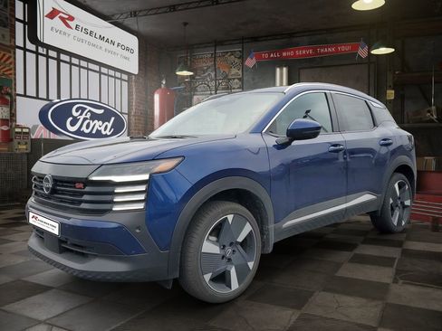 Used 2025 Nissan Kicks SR image 1