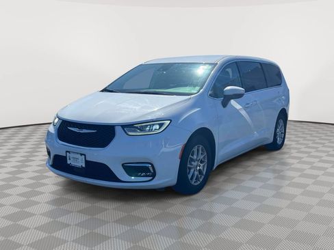 Used 2023 Chrysler Pacifica Touring-L FWD image 3
