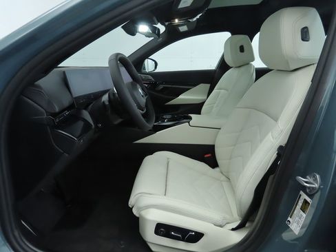 Certified 2025 BMW 530i w/ Premium Package image 21