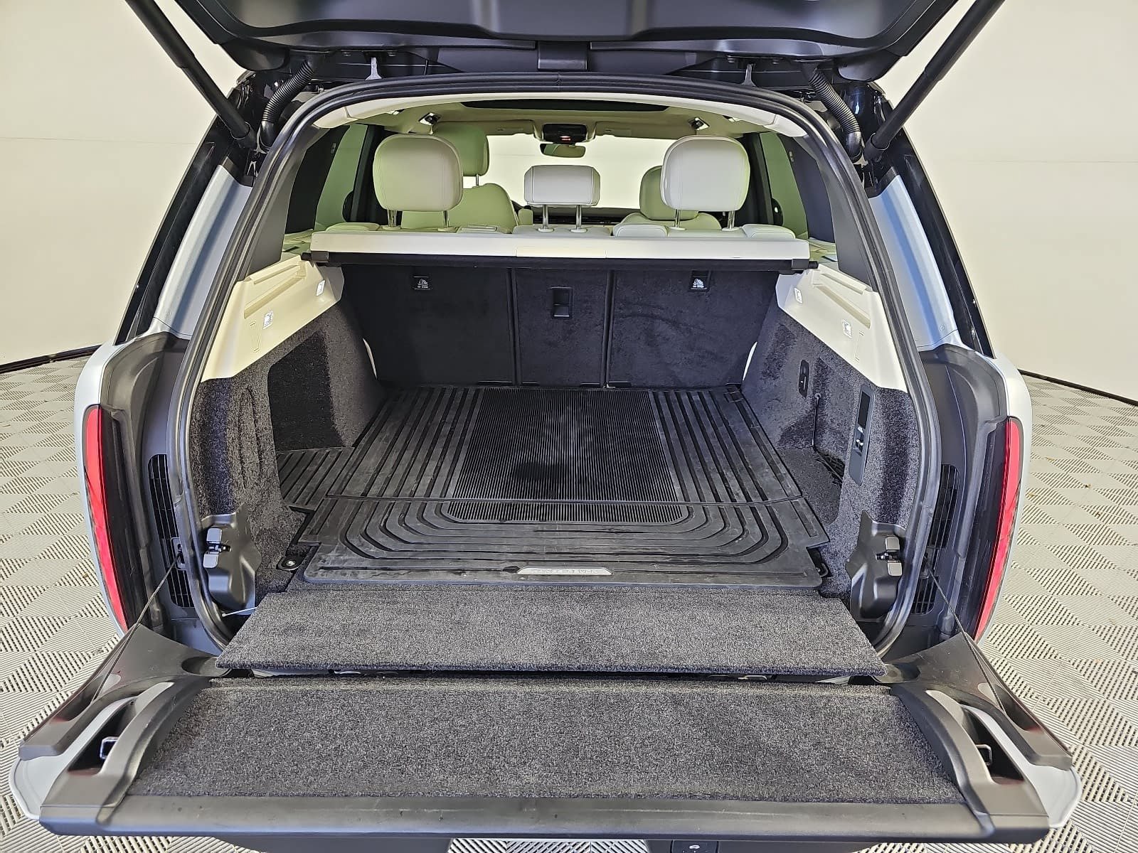Used 2025 Land Rover Range Rover SE AWD/4WD image 12