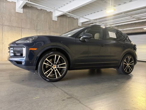 Certified 2025 Porsche Cayenne AWD/4WD image 2