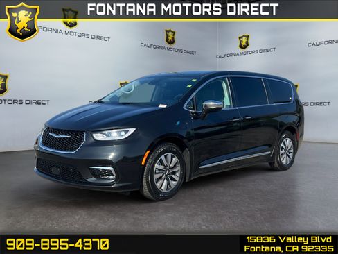 Used 2022 Chrysler Pacifica Limited w/ Uconnect Theater Family Group image 1