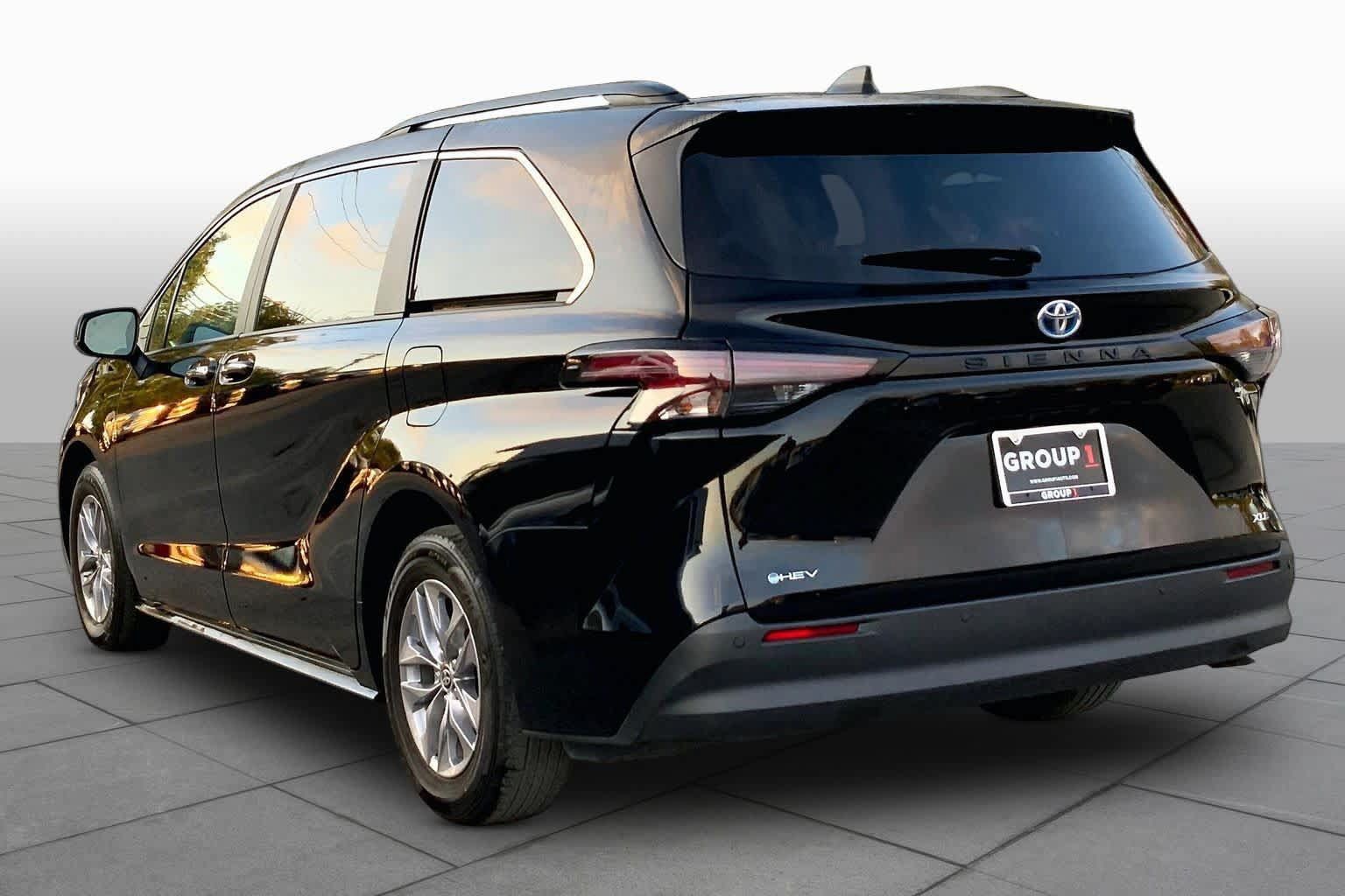 Used 2025 Toyota Sienna XLE FWD image 12