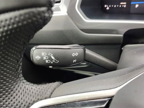 Used 2022 Volkswagen Tiguan SE R-Line image 15