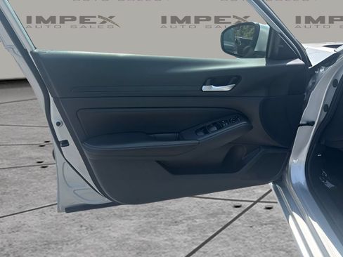 Used 2024 Nissan Altima 2.5 SV FWD image 15