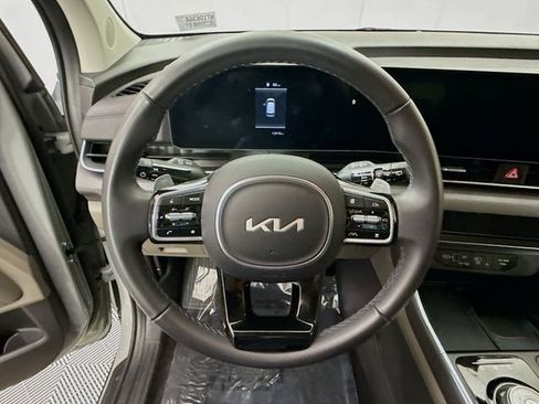 Used 2026 Kia Carnival EX FWD image 11