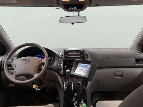 Used 2010 Toyota Sienna LE FWD image 19