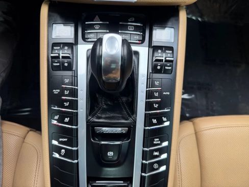 Used 2018 Porsche Macan Sport Edition AWD/4WD image 17