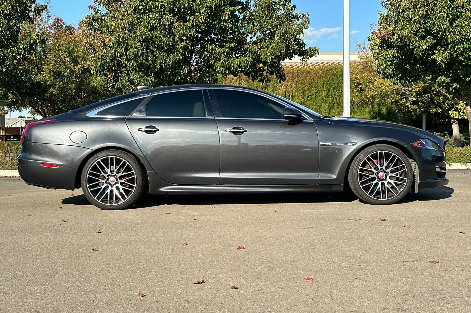 Used 2016 Jaguar XJ R-Sport RWD image 3