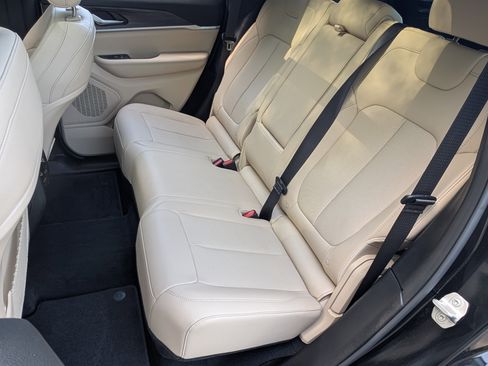 Used 2025 Jeep Grand Cherokee Limited w/ Luxury Tech Group II image 18