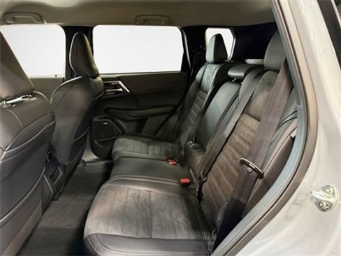 New 2025 Mitsubishi Outlander SE image 23