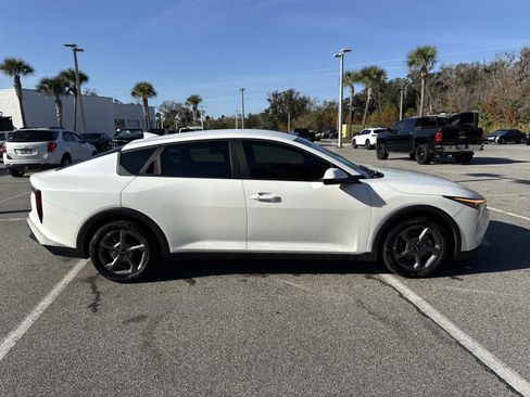 Used 2025 Kia K4 LXS image 2