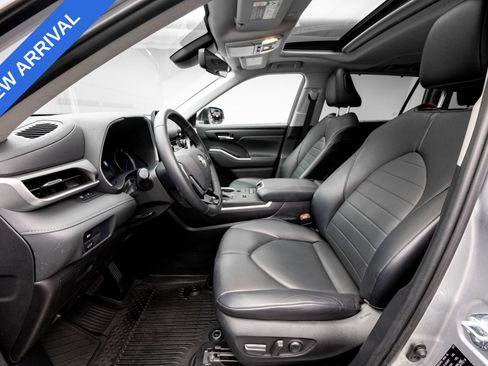 Used 2021 Toyota Highlander XLE AWD/4WD image 10