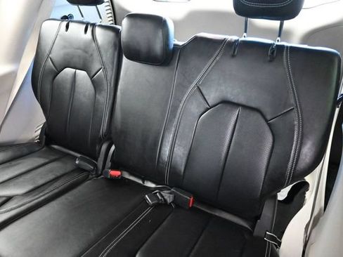 Used 2024 Chrysler Pacifica Touring-L FWD image 16