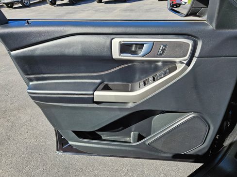 Certified 2022 Ford Explorer XLT w/ Equipment Group 202A image 6