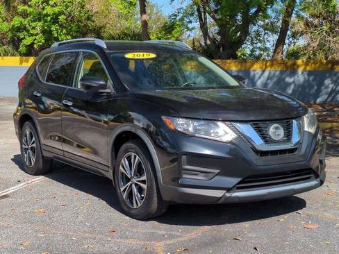 Used 2019 Nissan Rogue SV w/ Premium Package image 3