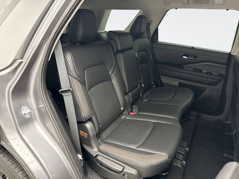 Used 2023 Nissan Pathfinder SL AWD/4WD image 18