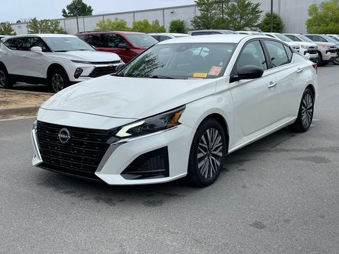 Used 2024 Nissan Altima 2.5 SV FWD image 3
